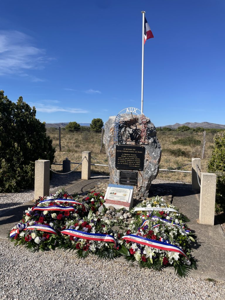 HOMMAGE NATIONAL AUX VALEUREUX HARKIS AUX STELES DU CAMP DE RIVESALTES